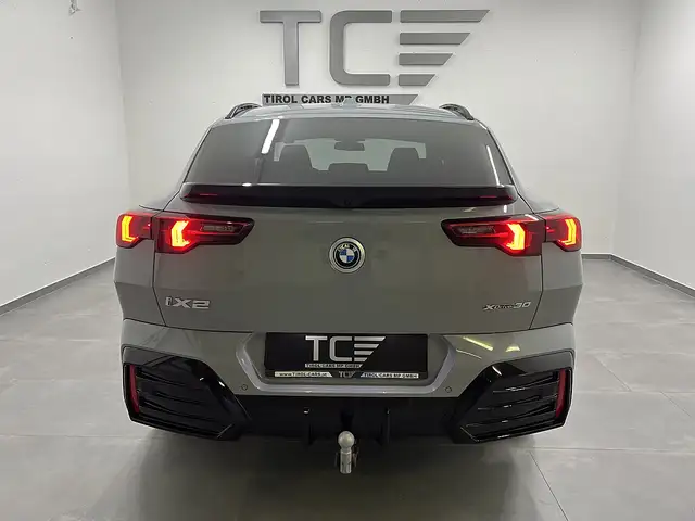 BMW iX2 xDrive30 66,5kWh, M Paket, Iconic Glow, HUD, Ansicht 6