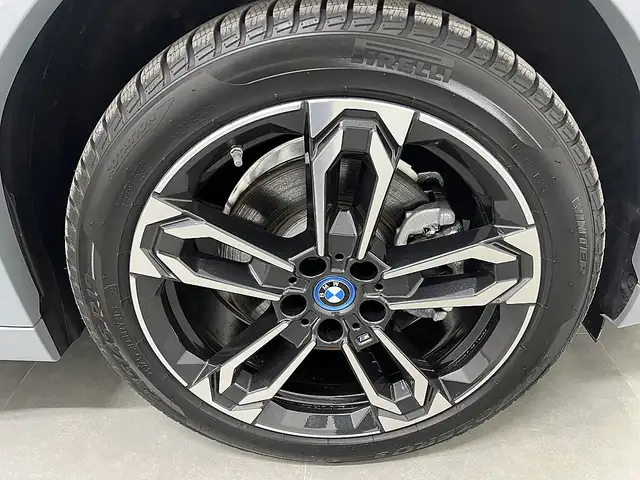 BMW iX2 xDrive30 66,5kWh, M Paket, Iconic Glow, HUD, Ansicht 24
