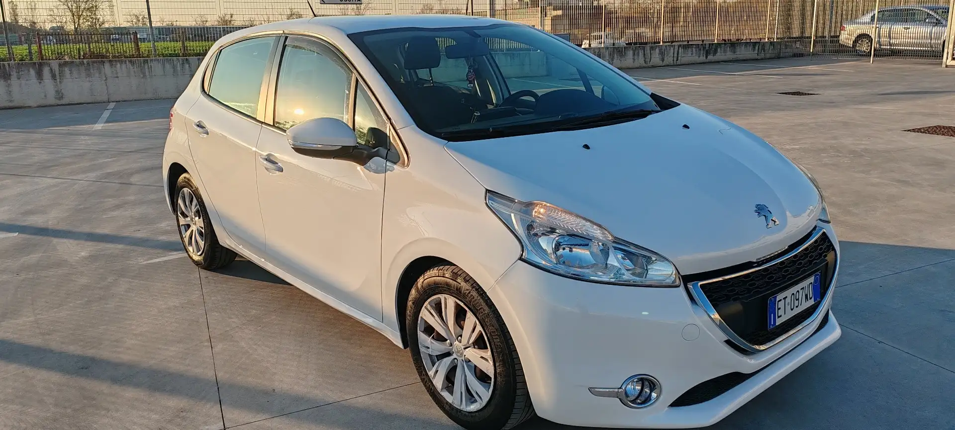 Peugeot 208 5p 1.4 vti 16v Active LEGGI - 1