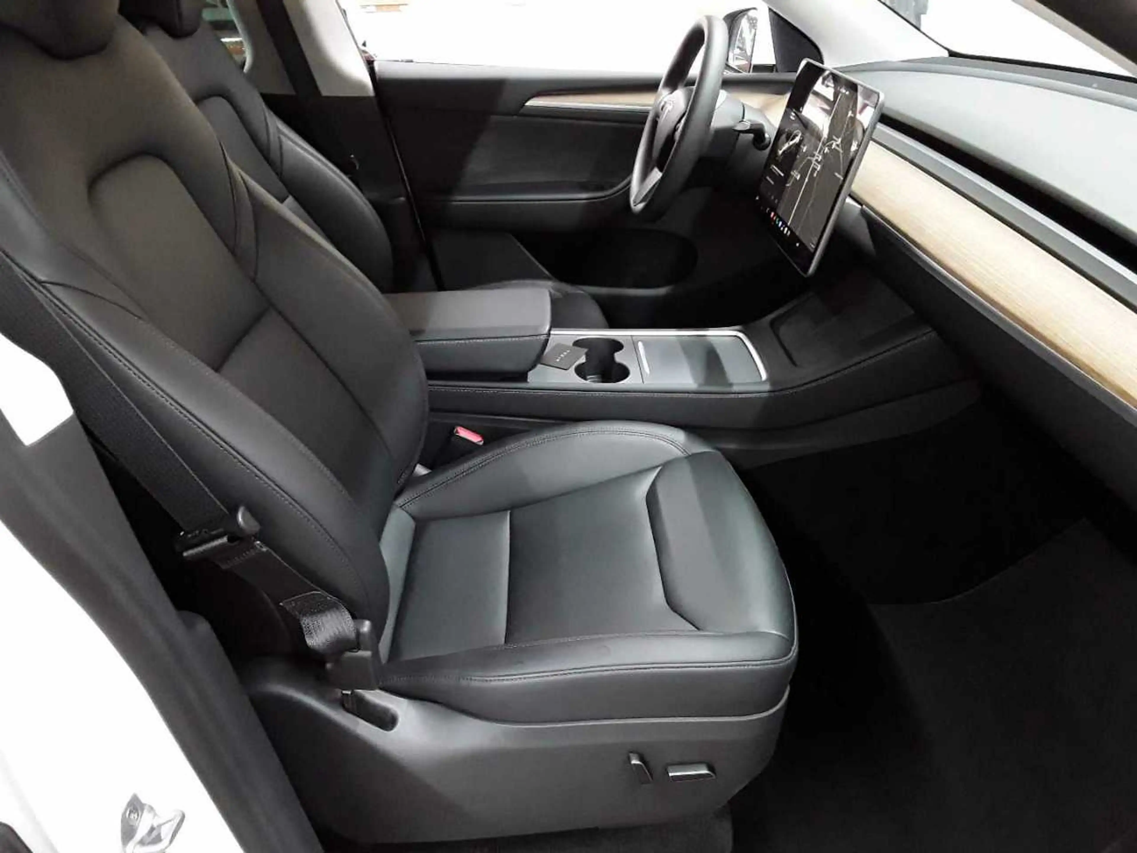 Tesla Model Y Long Range Dual Motor AWD — photo 8