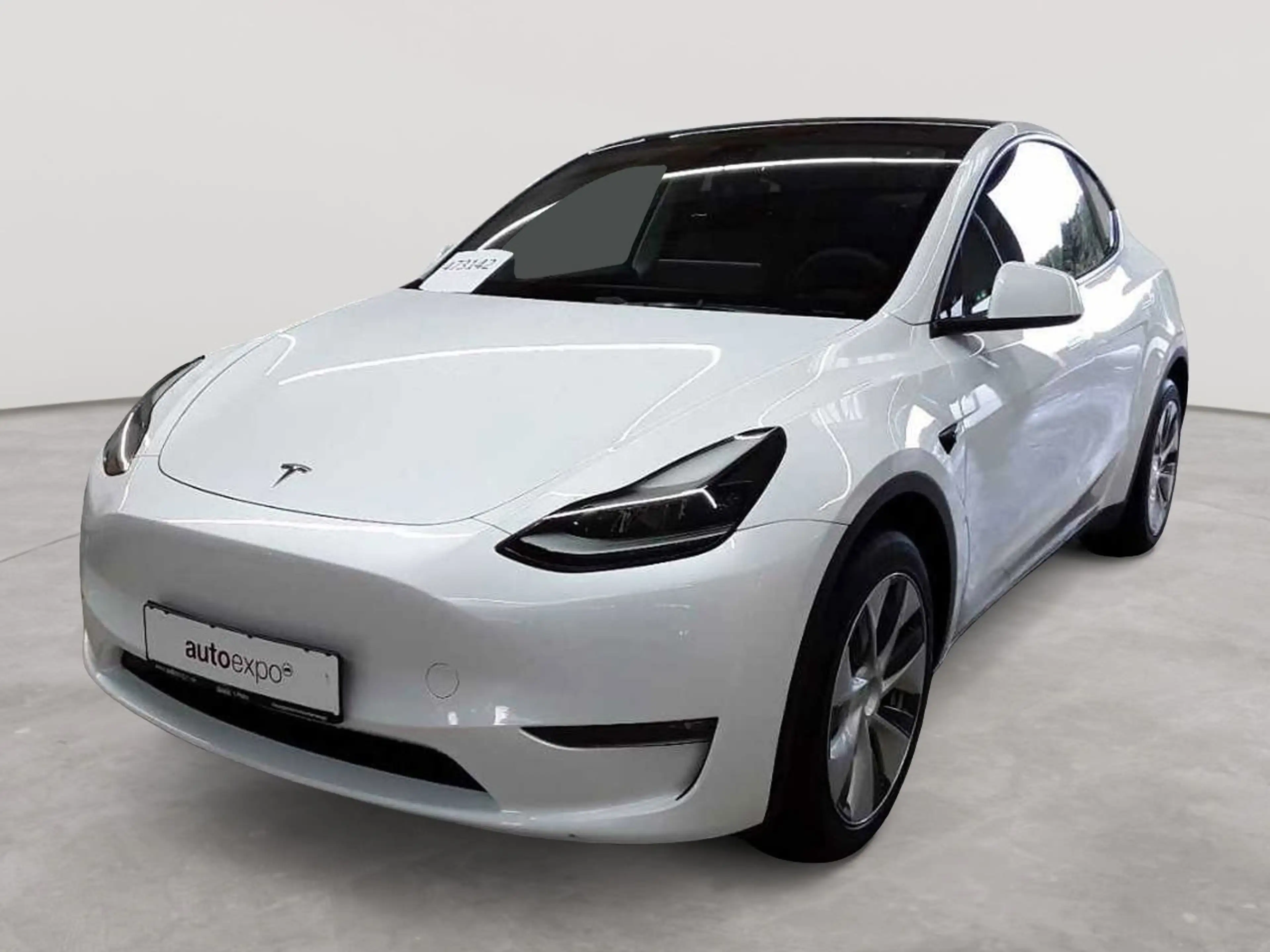 Tesla Model Y Long Range Dual Motor AWD — photo 2