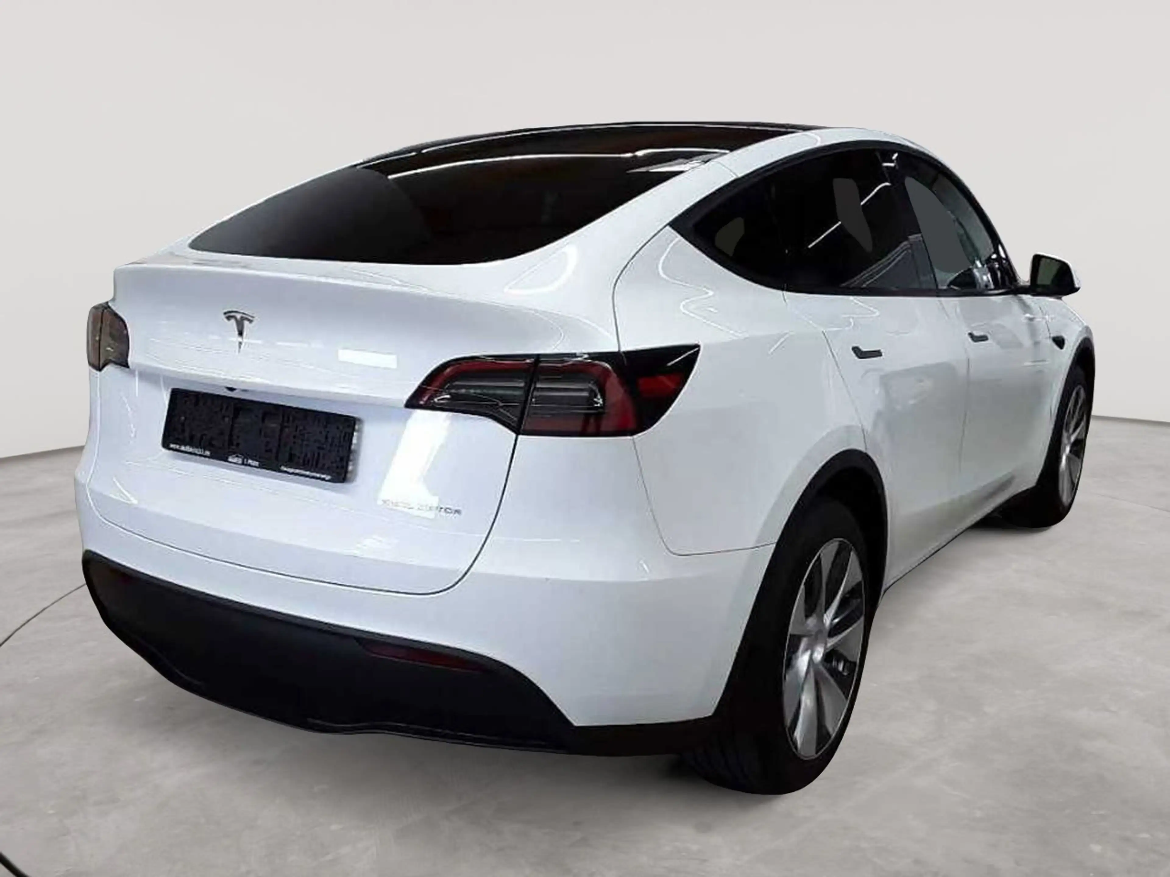 Tesla Model Y Long Range Dual Motor AWD — photo 4
