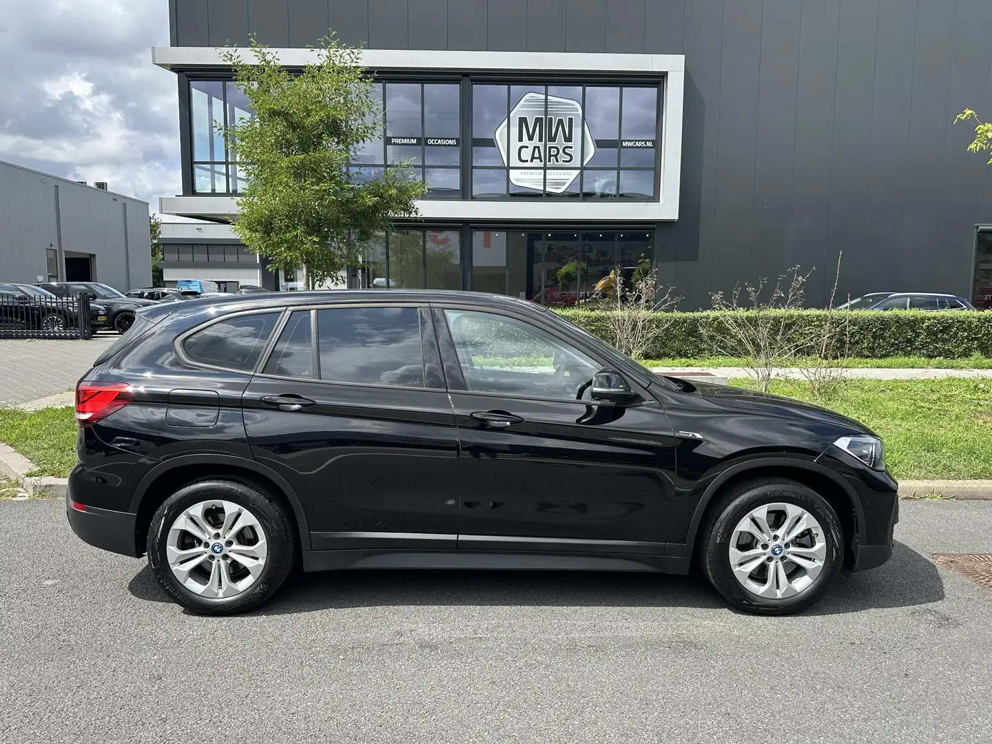 BMW X1 xDrive25e Exec Sportstoel, Navi, Camera, LED, Trek Negro - 2