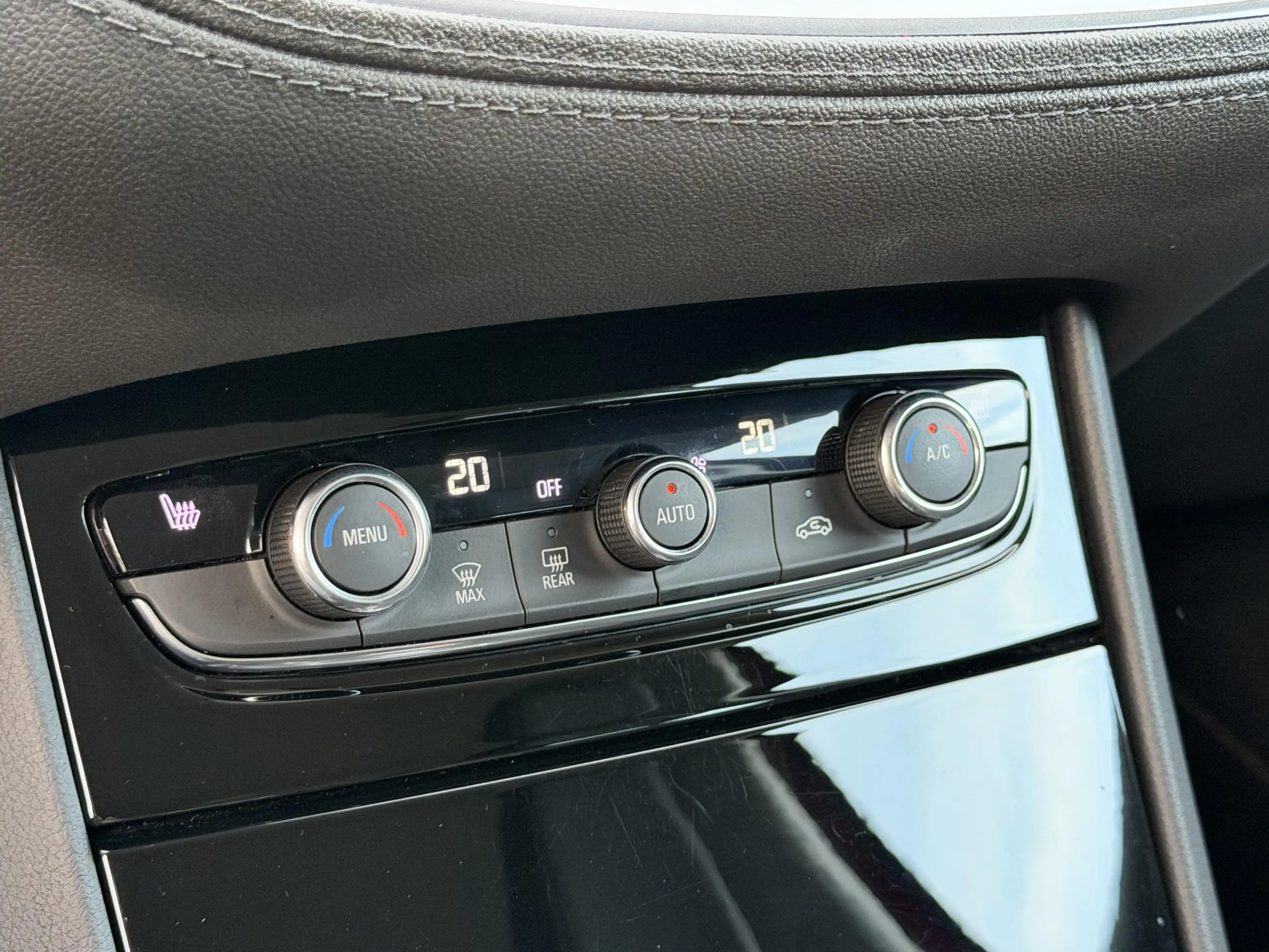 Opel Grandland X 1.6 Turbo Hybrid Business Executive — photo 8