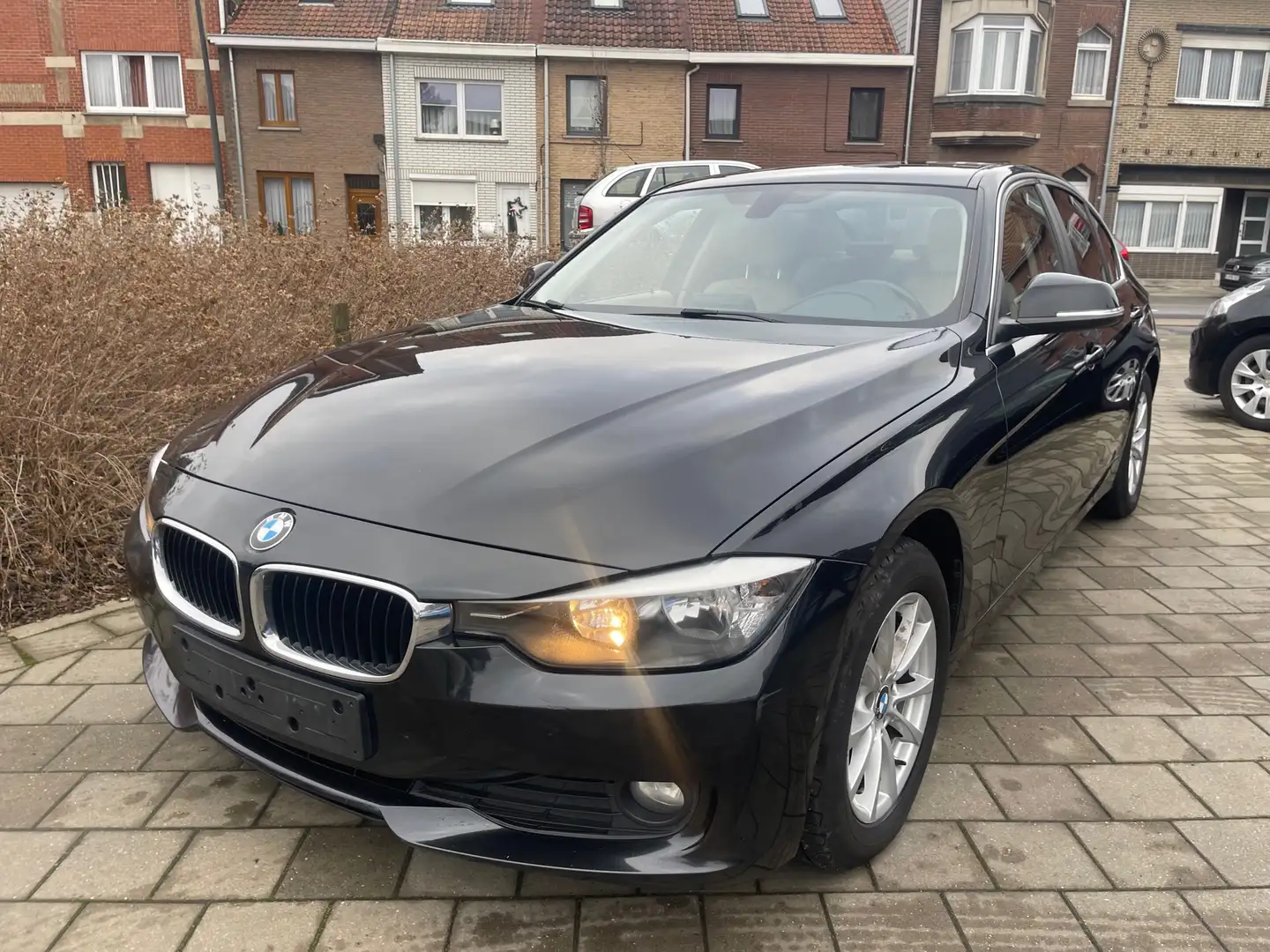 BMW 318 BMW 318 d nouveau distribution 12 mois garanti Zwart - 1