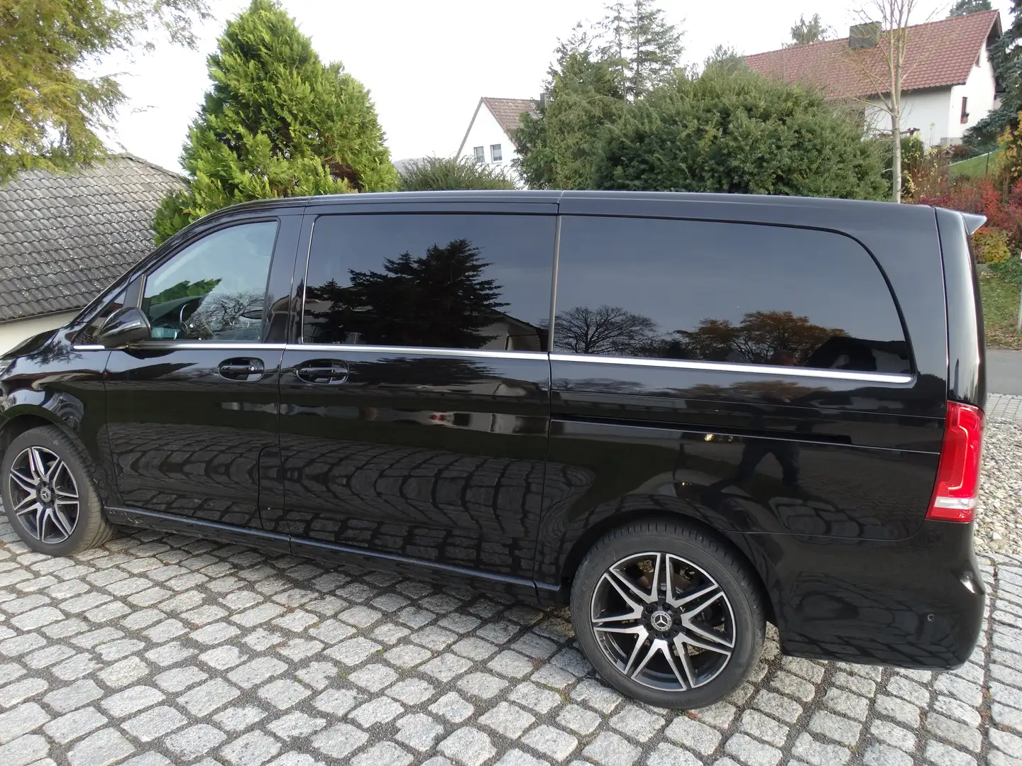 Mercedes-Benz V 250 V 250 d AVANTGARDE EDITION 4MATIC lang (447.813) Schwarz - 2