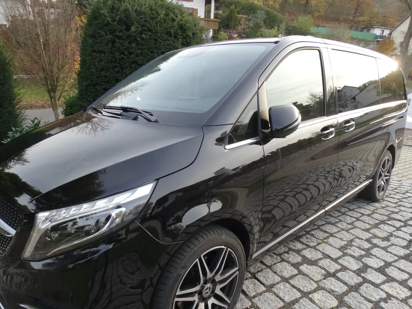 Mercedes-Benz V 250 V 250 d AVANTGARDE EDITION 4MATIC lang (447.813) Schwarz - 1