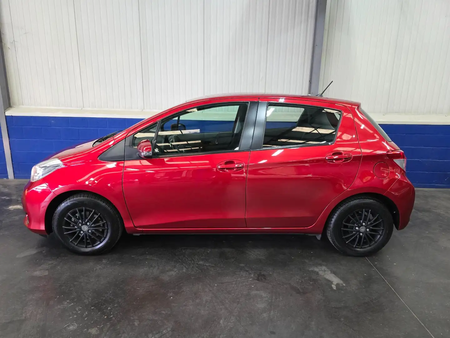 Toyota Yaris 1.0 VVT-i Aspiration Rouge - 2