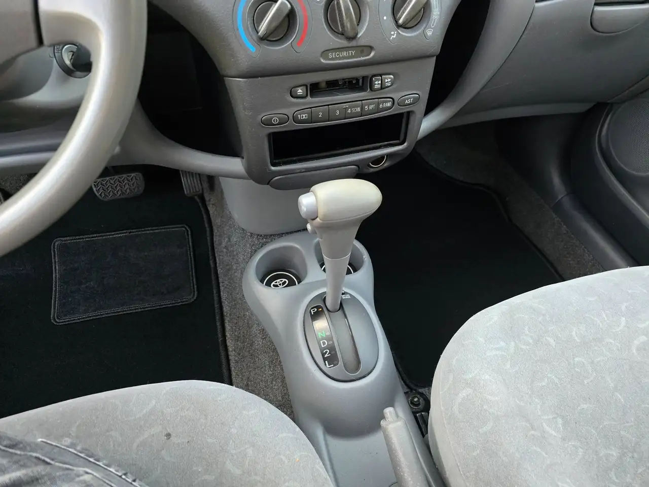 Toyota Yaris 1.3-16V VVT-i Sol AUTOMAAT | Nieuwe APK | NAP, foto 2