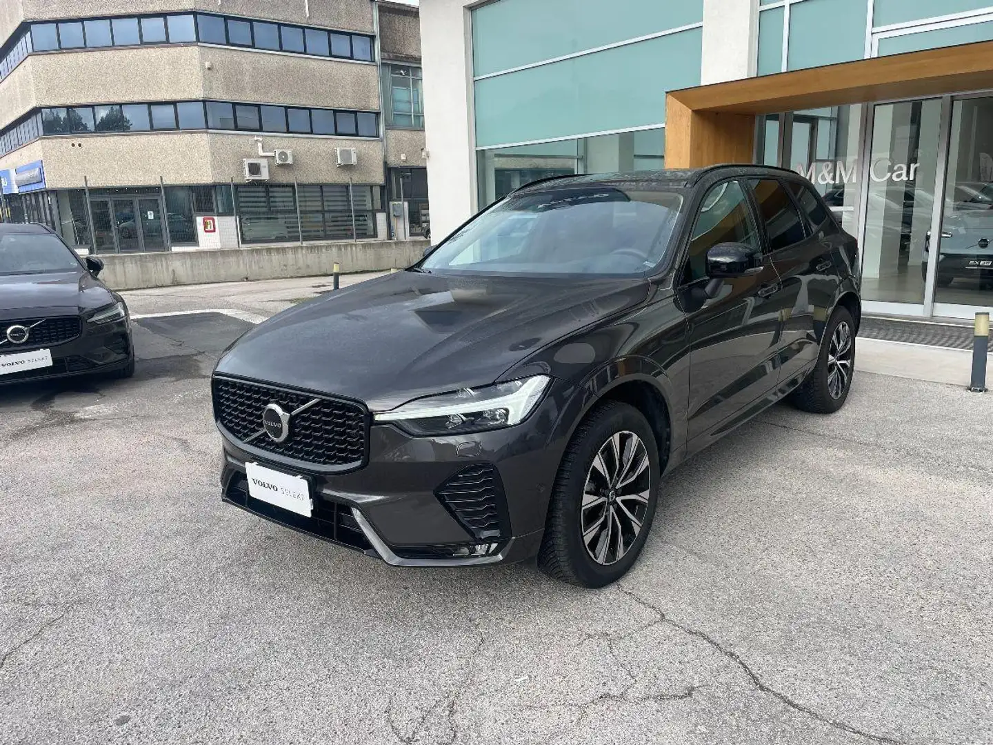 Volvo XC60 B4 automatico Plus Dark Grigio - 1