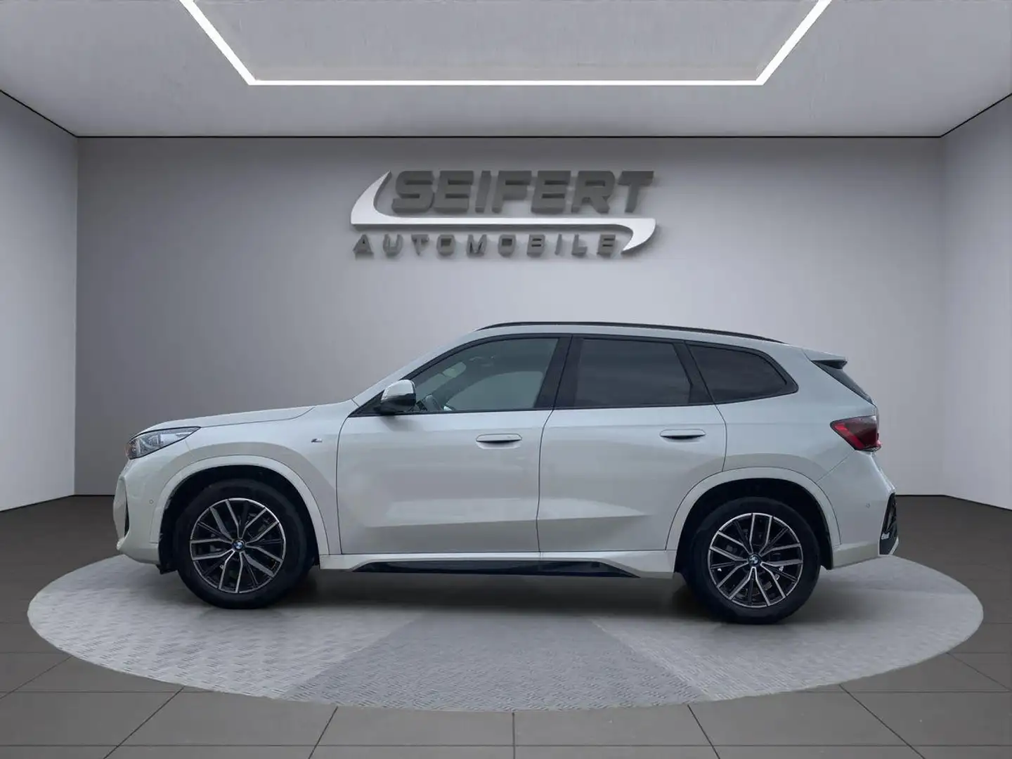 BMW X1 sDrive18i M Sport I AHK I Harman I PANO Blanco - 2