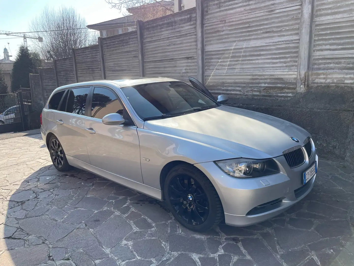 BMW 330 330xi Touring - 1