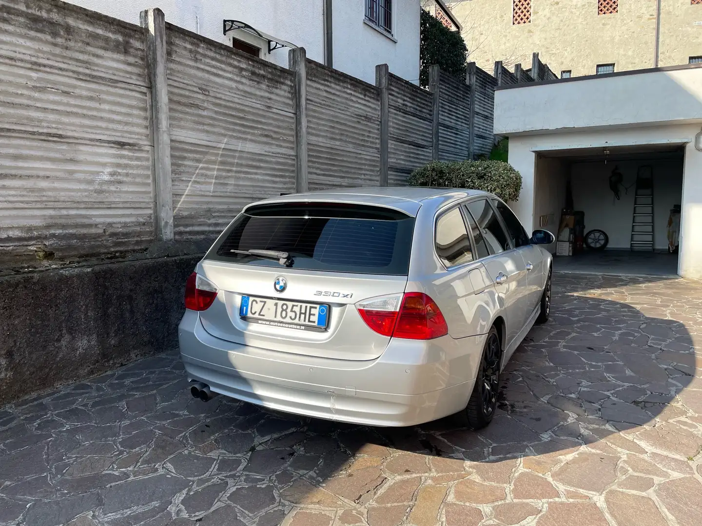 BMW 330 330xi Touring - 2