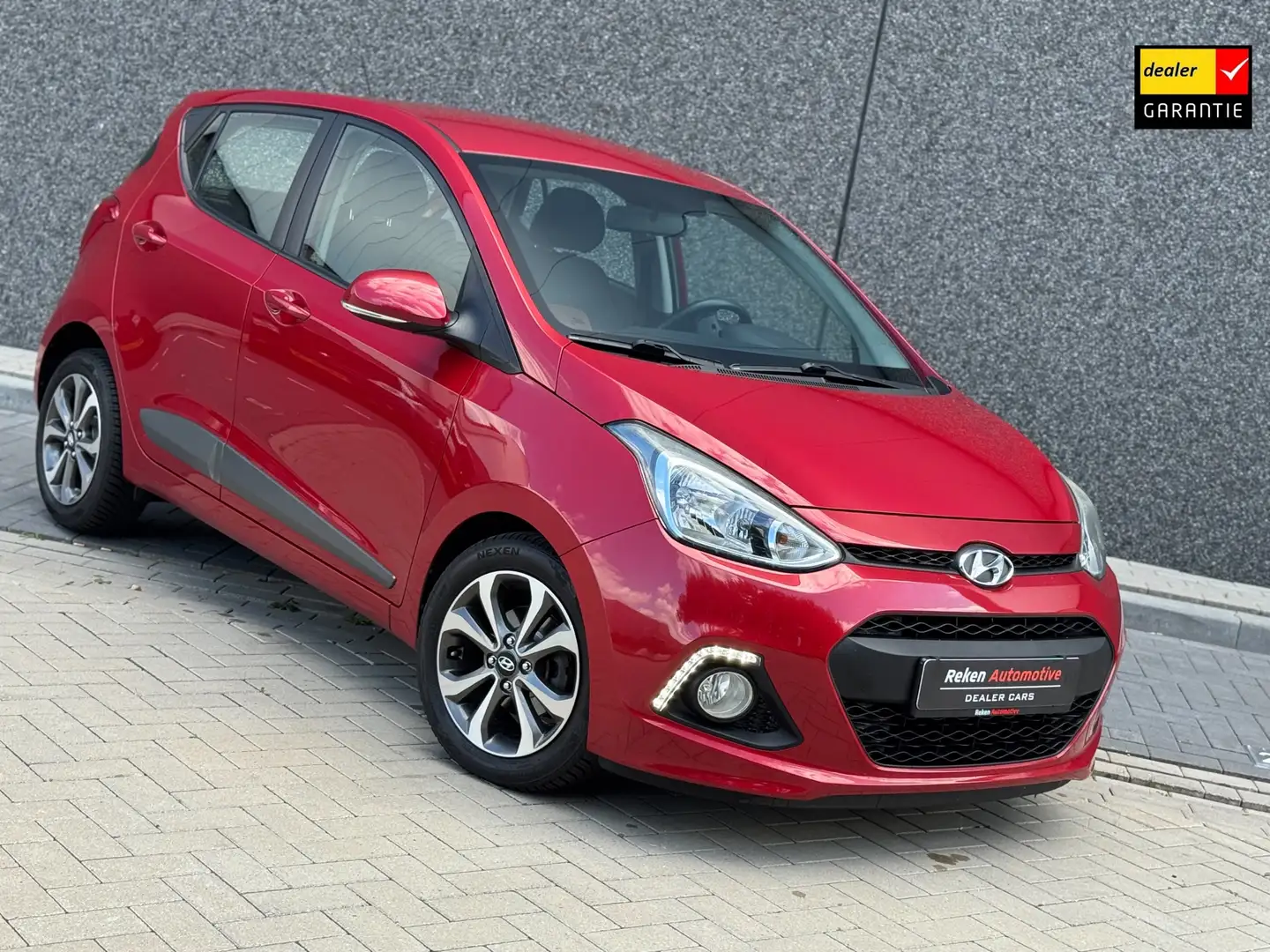 Hyundai i10 1.2i & World Cup Edition Led 15'' Pdc Cruise Airco Rouge - 1