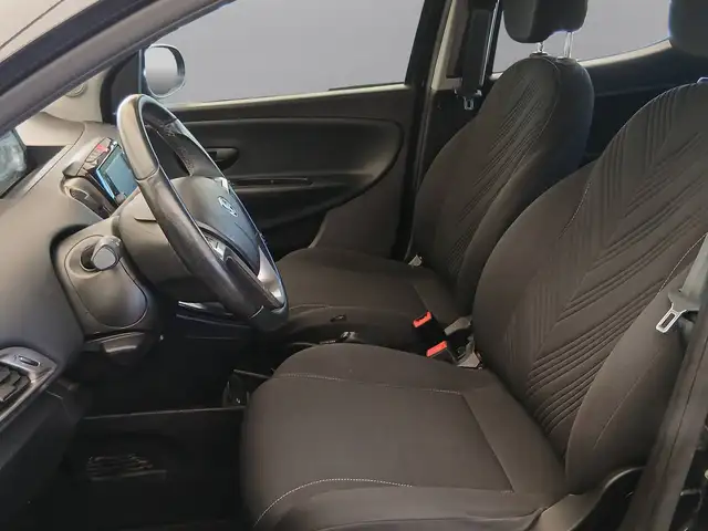 Lancia Ypsilon view 10