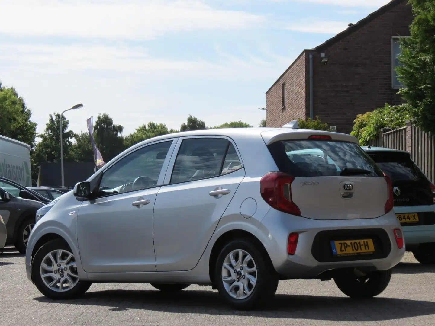 Kia Picanto 1.2 CVVT DynamicLine AUTOMAAT | 4 CILINDER | 5-ZIT Grijs - 2
