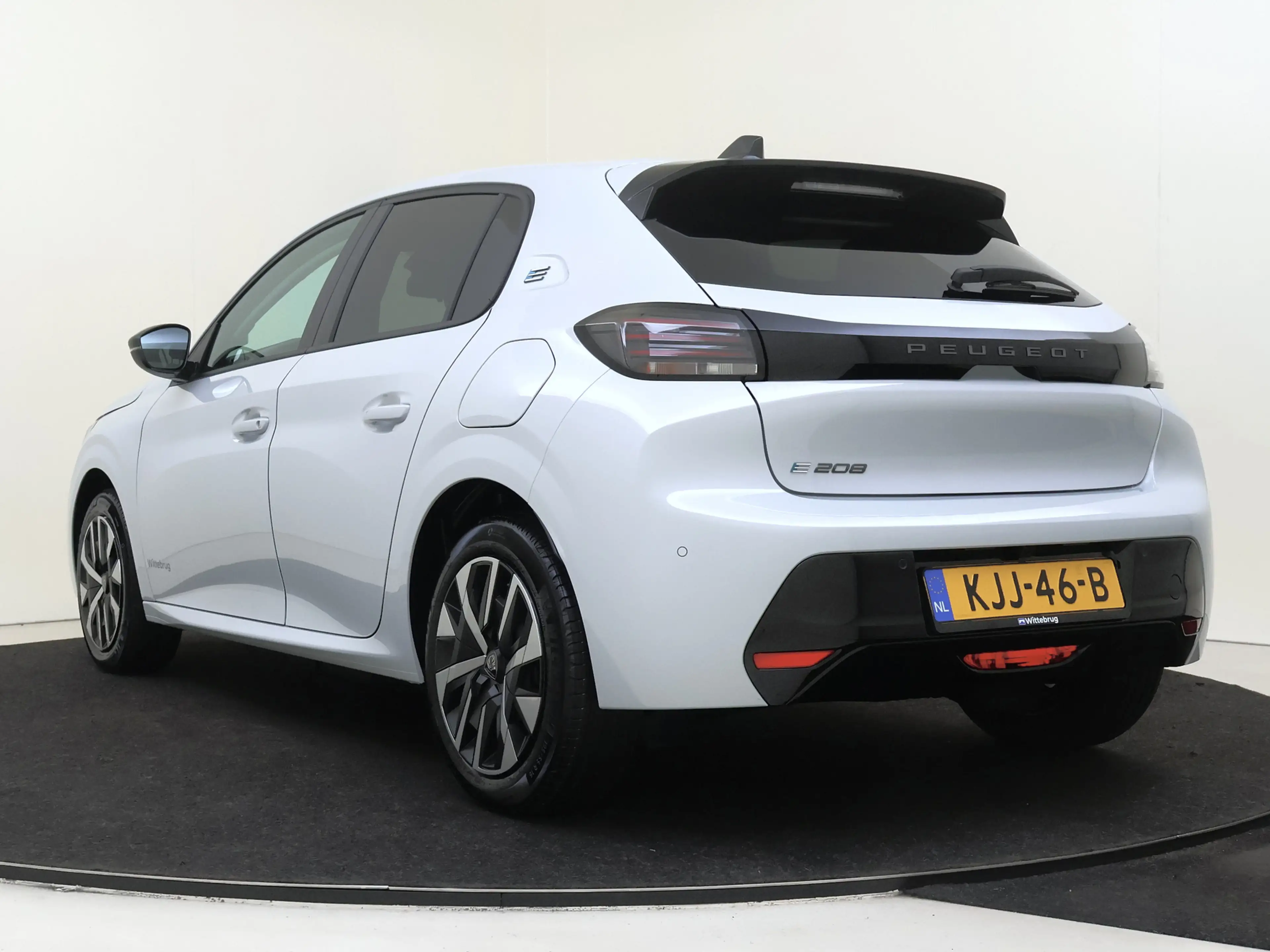 Peugeot e-208 EV Business 51 kWh NRM Demo deal — photo 4
