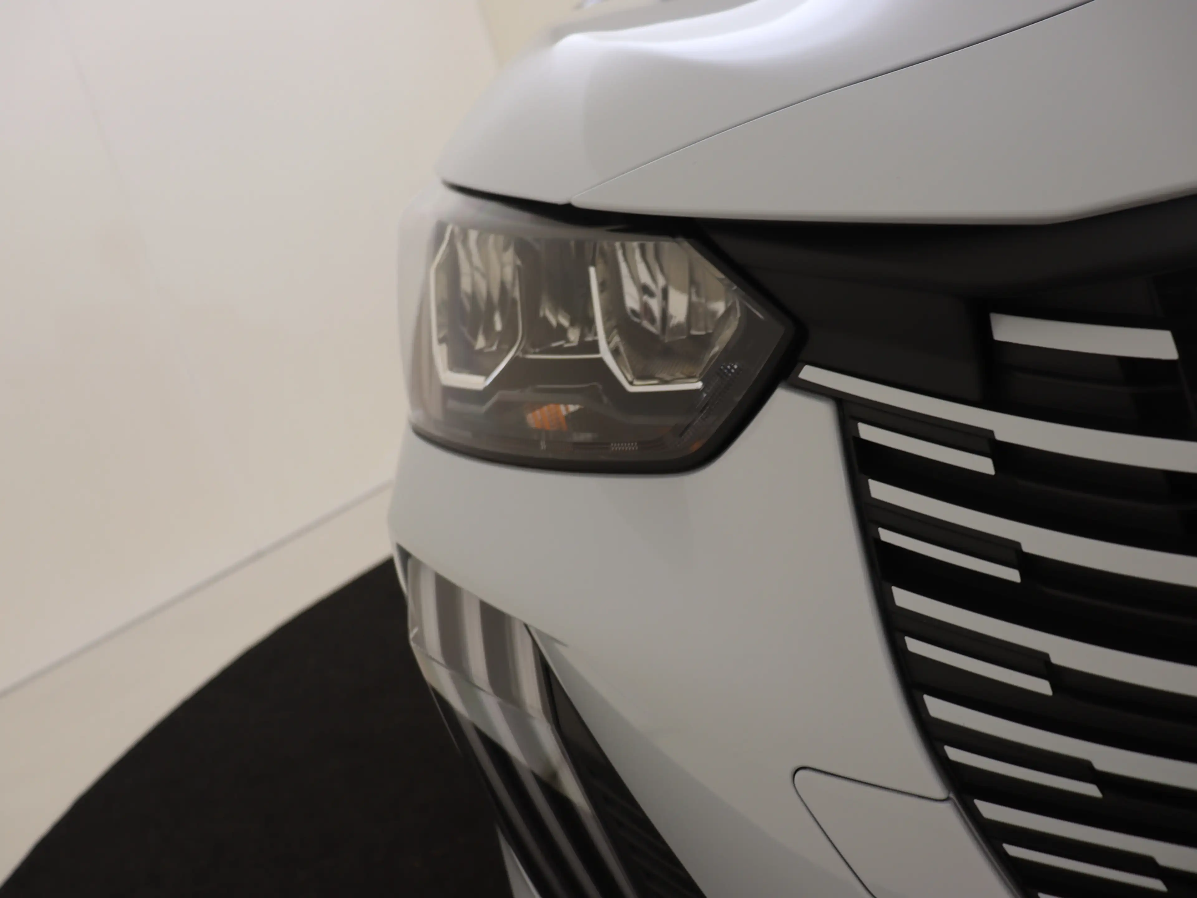 Peugeot e-208 EV Business 51 kWh NRM Demo deal — photo 13
