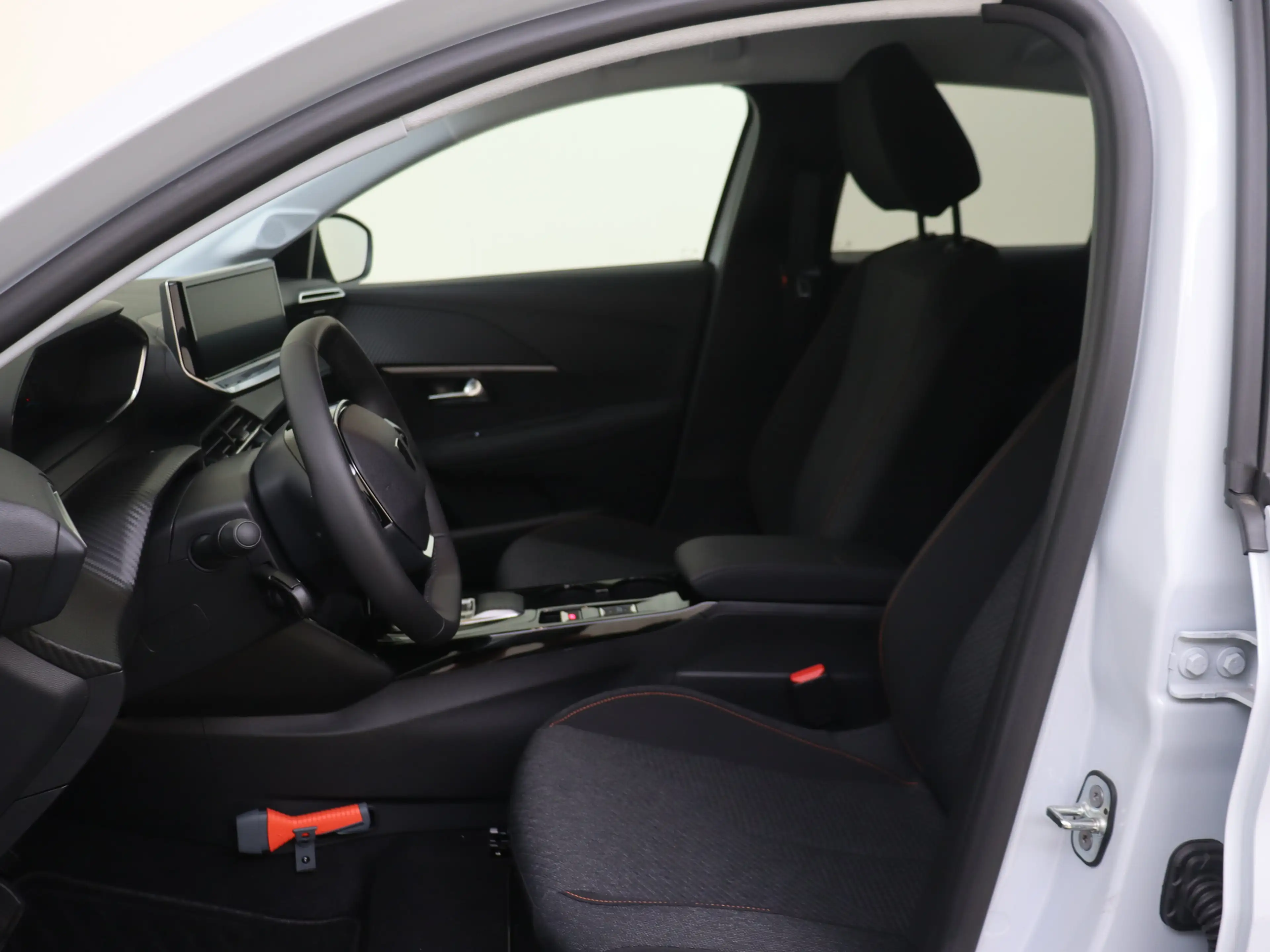 Peugeot e-208 EV Business 51 kWh NRM Demo deal — photo 10