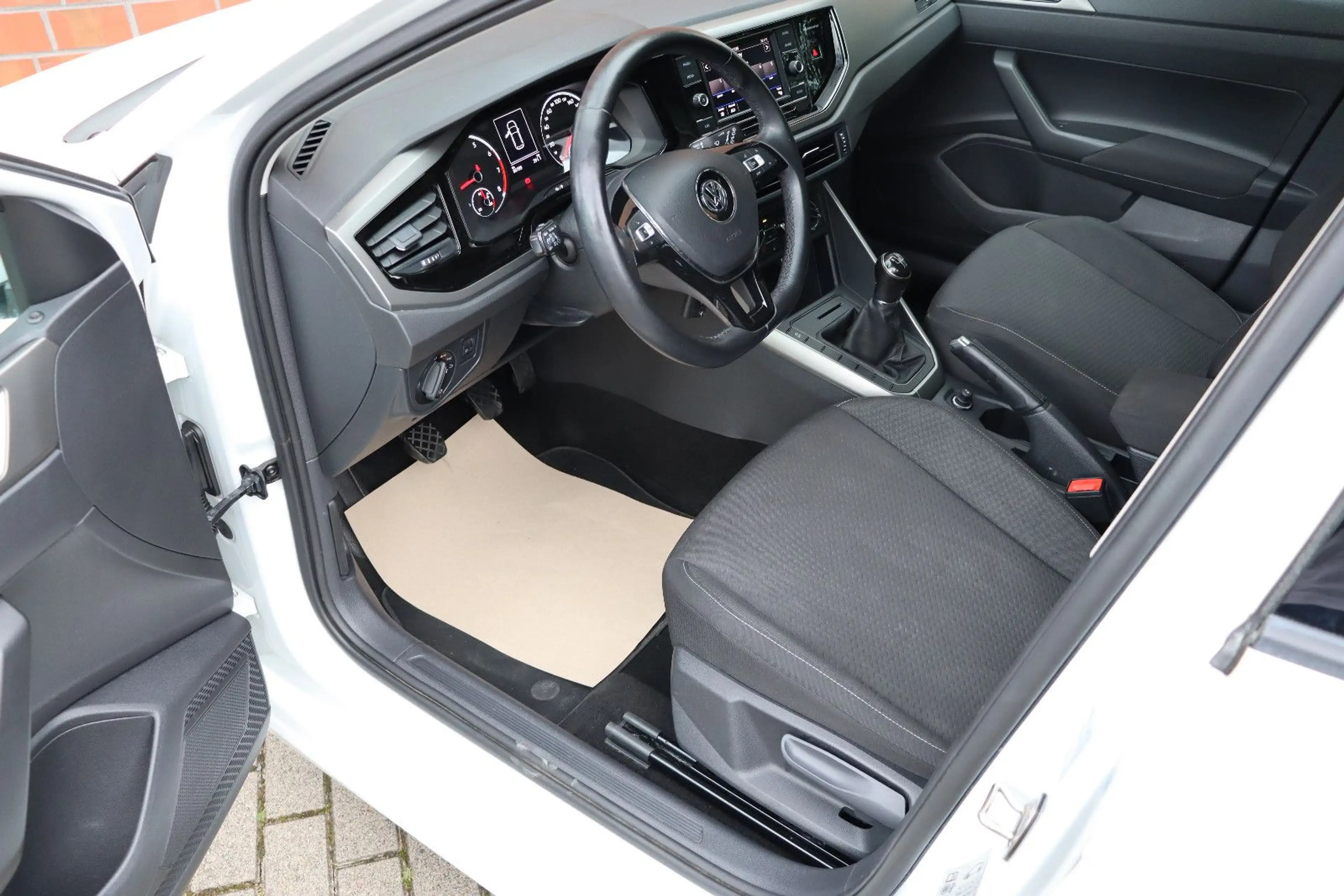 Volkswagen Polo VI 1.0 TSI Comfortline LED Tempomat Sitzh. — photo 14