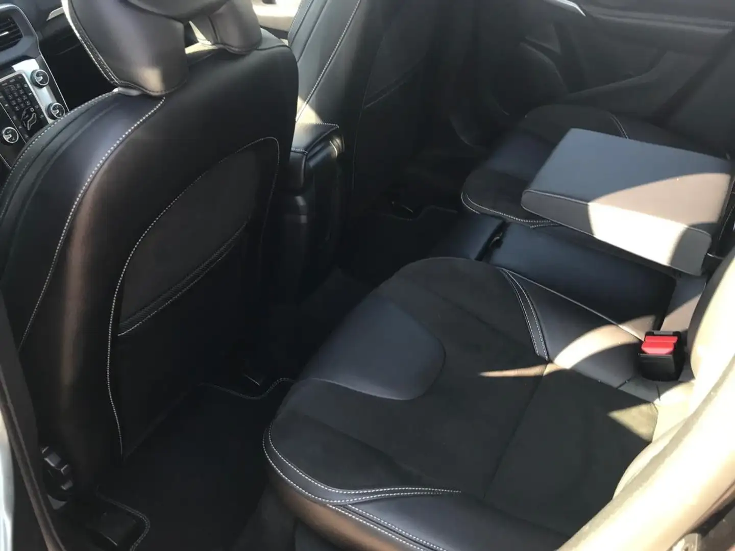 Volvo V40 2.0 D2 R-Design Bns Fekete - 2