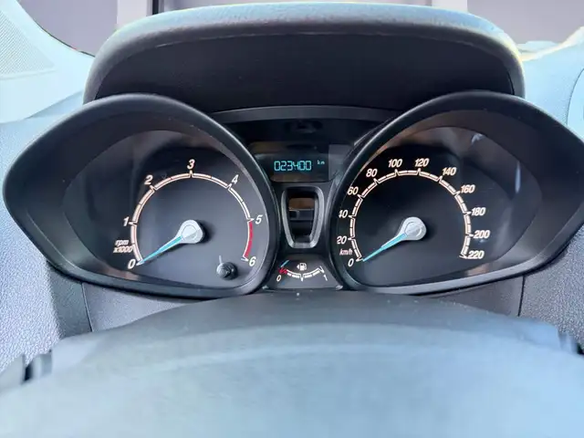 Ford Transit Courier view 12