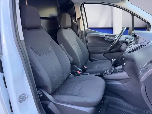 Ford Transit Courier view 9