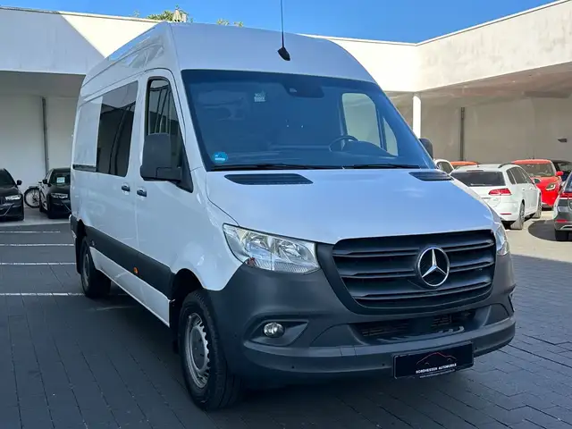Mercedes-Benz Sprinter view 2