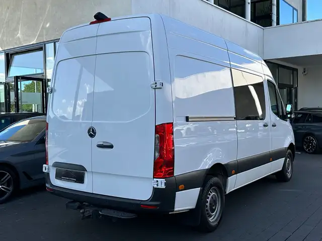 Mercedes-Benz Sprinter view 4