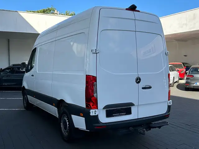 Mercedes-Benz Sprinter view 3
