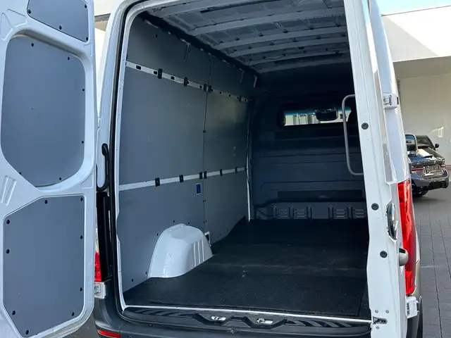 Mercedes-Benz Sprinter view 11