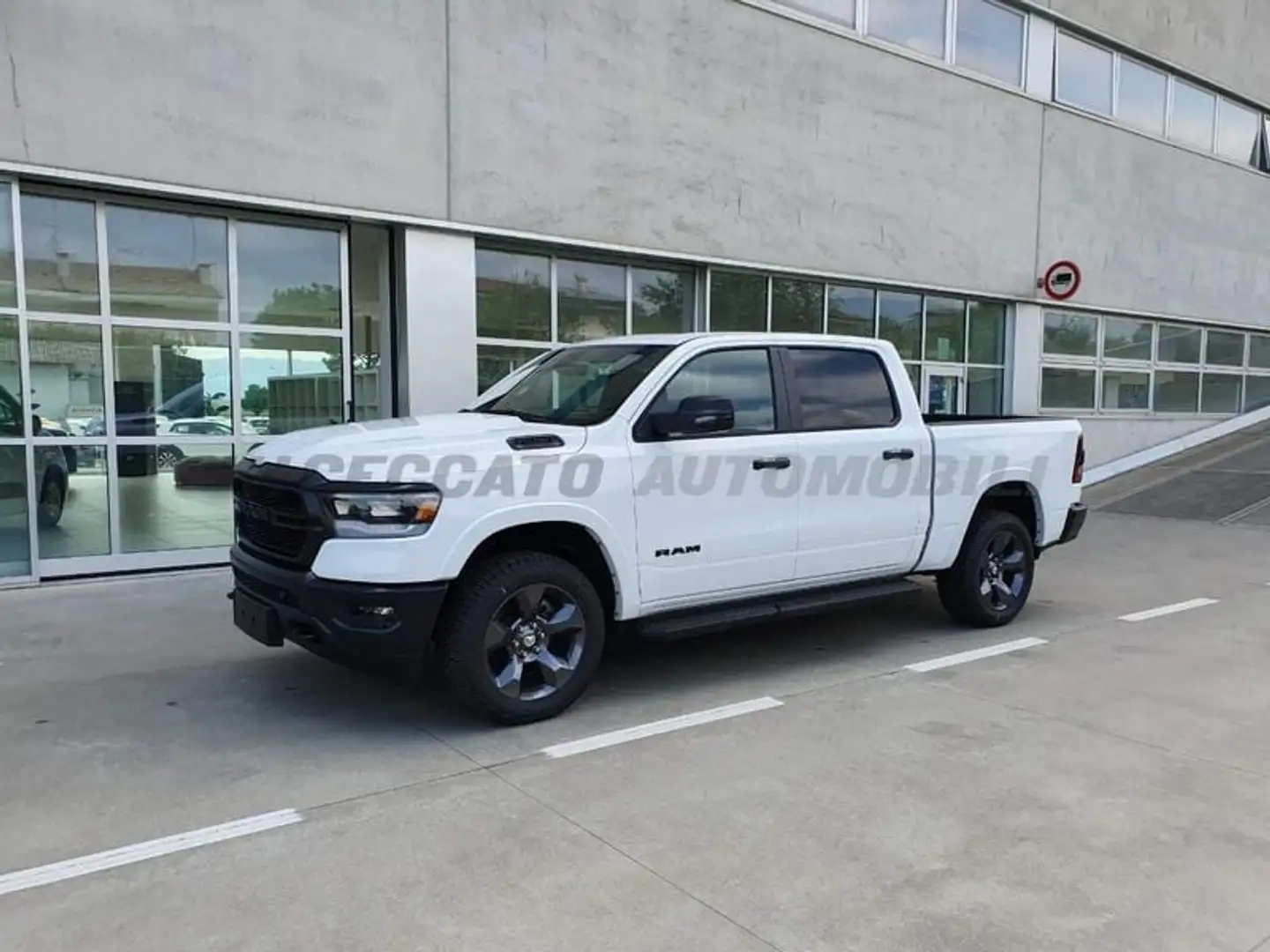 RAM 1500 BIGHORN RAM 4x4 Bighorn Built To Serve Fehér - 1