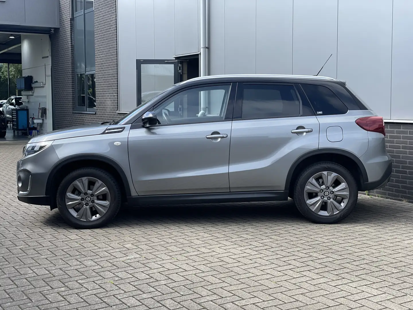 Suzuki Vitara 1.4 Boosterjet Style Smart Hybrid RIJKLAAR Grijs - 2