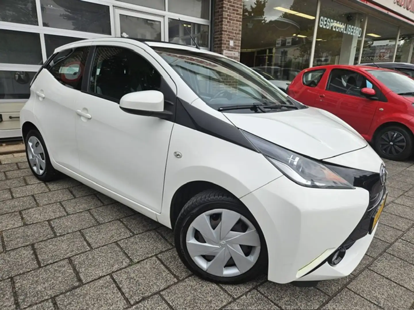 Toyota Aygo 1.0 VVT-i x-wave Cabrio Wit - 2