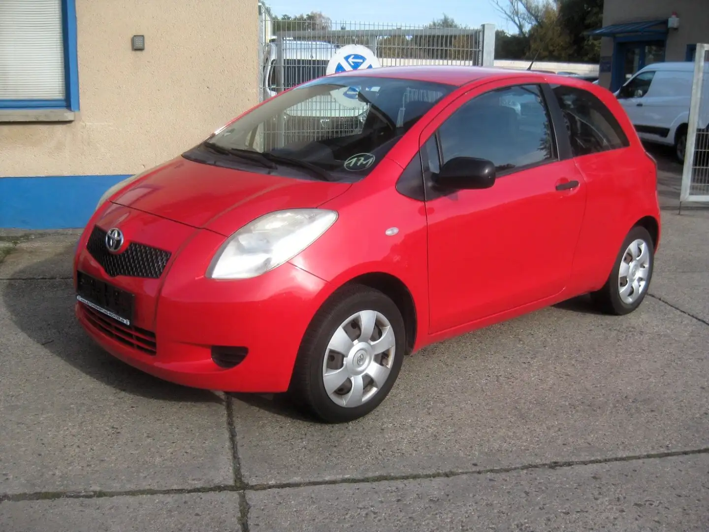 Toyota Yaris Cool , Allw. Service neu * TÜV 06-2027* Red - 1