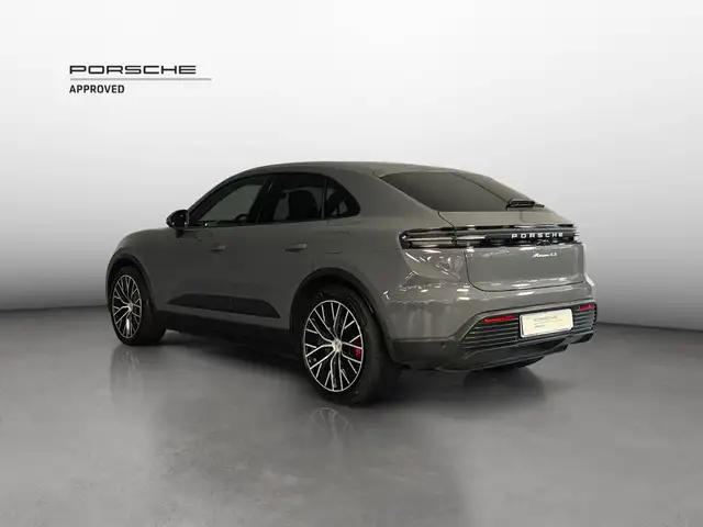 Porsche Macan view 3