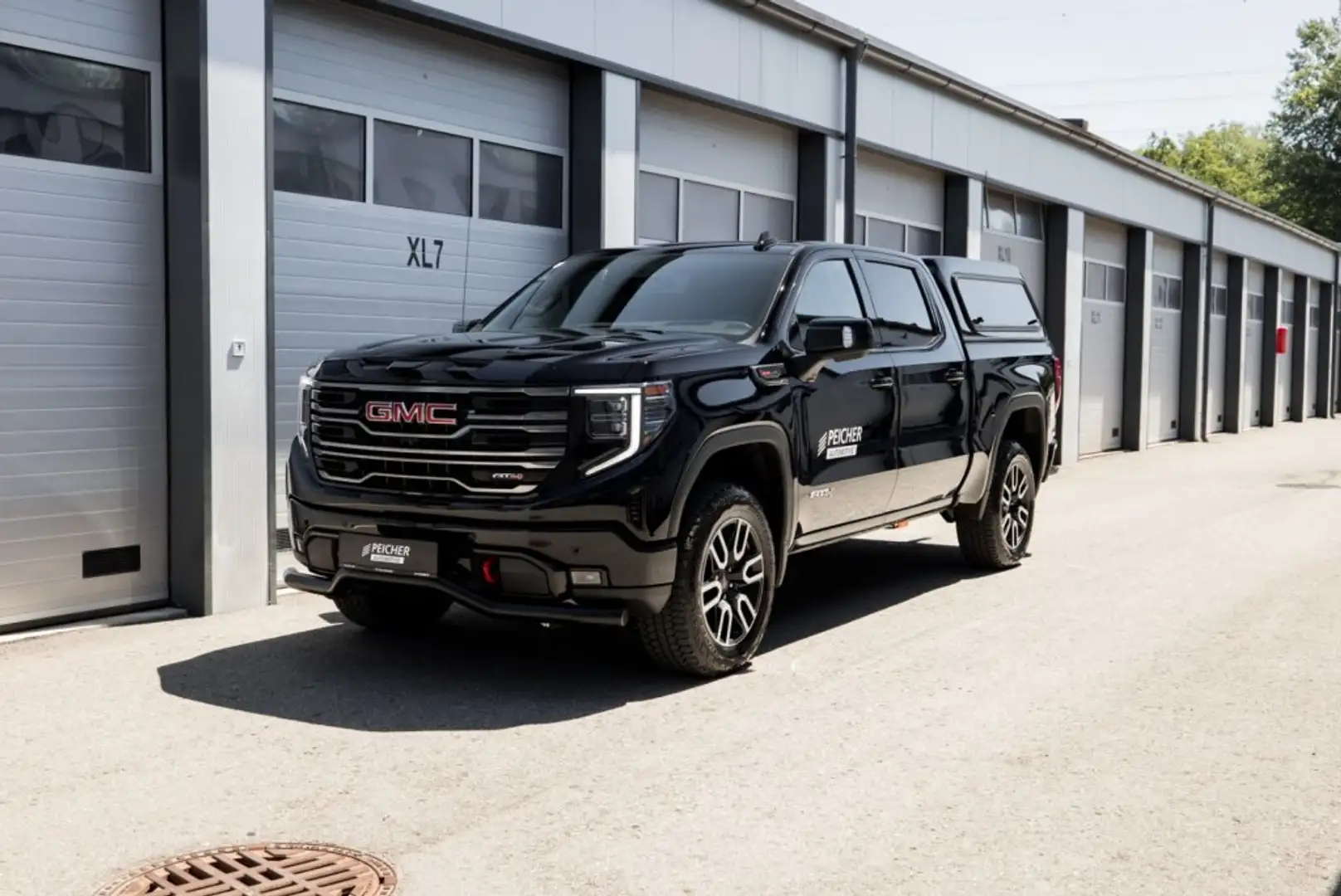GMC Sierra 1500 AT4 Crew Cab Short Box 4x4 Schwarz - 1