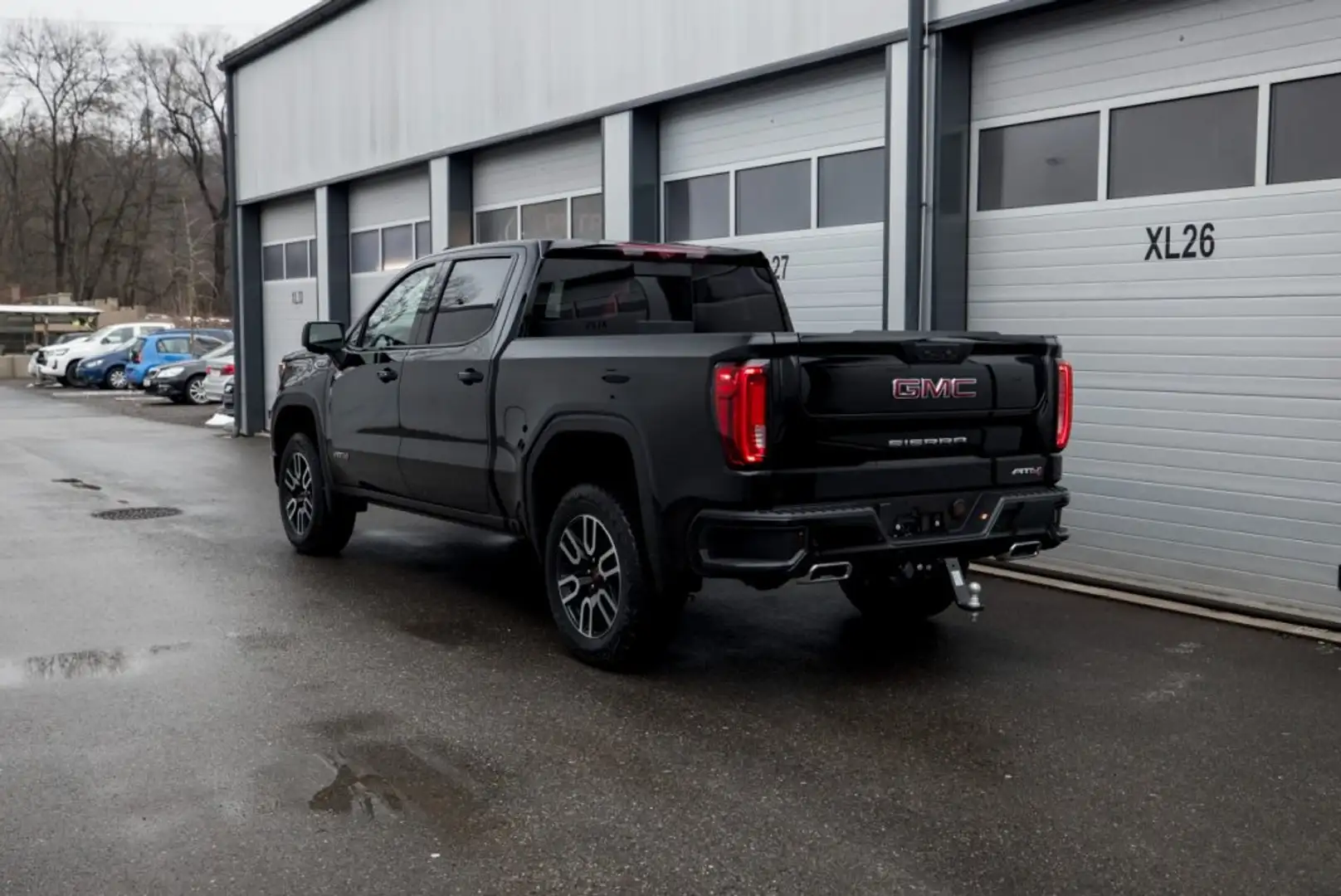 GMC Sierra 1500 AT4 Crew Cab Short Box 4x4 Schwarz - 2