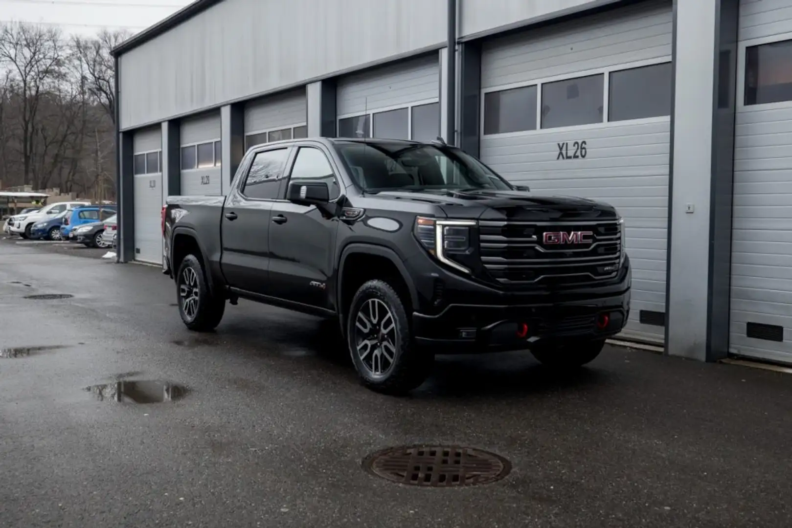 GMC Sierra 1500 AT4 Crew Cab Short Box 4x4 Schwarz - 1