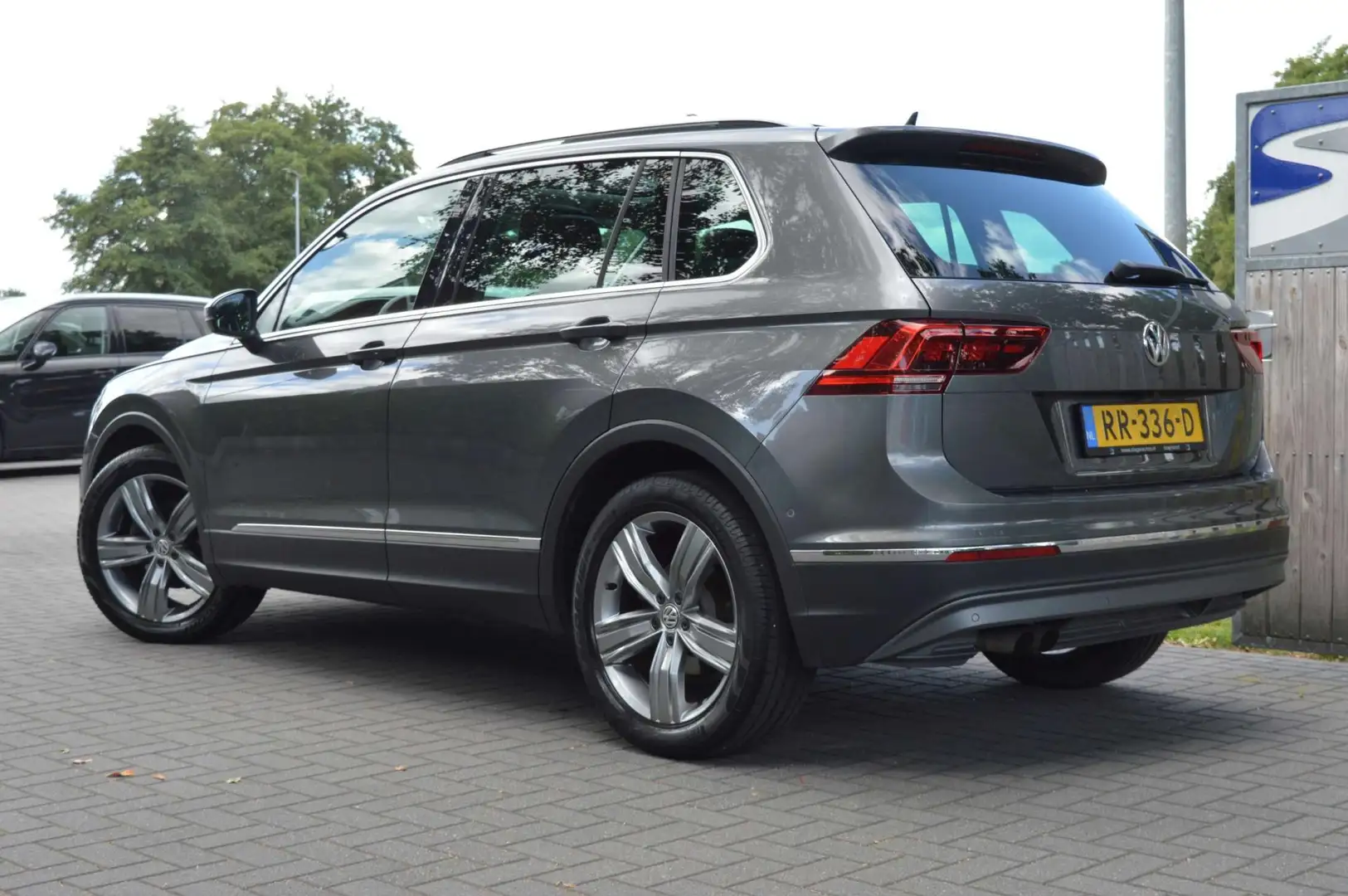 Volkswagen Tiguan 1.4 TSI ACT Highline - Pano|Camera|Trekhaak|Ergost Grijs - 2