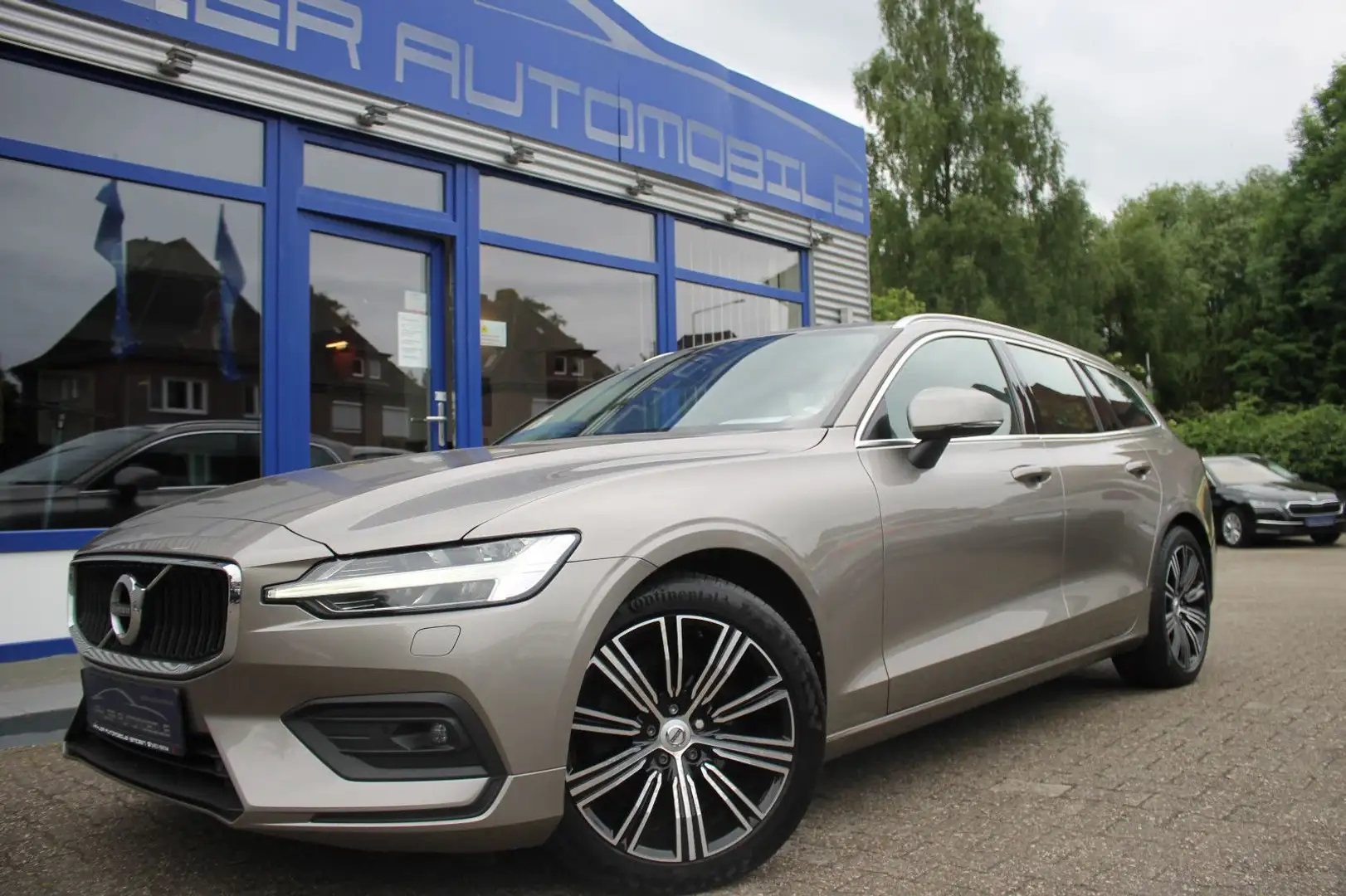 Volvo V60 Kombi Momentum Pro/Panorama / AHK/Keyless Gris - 1