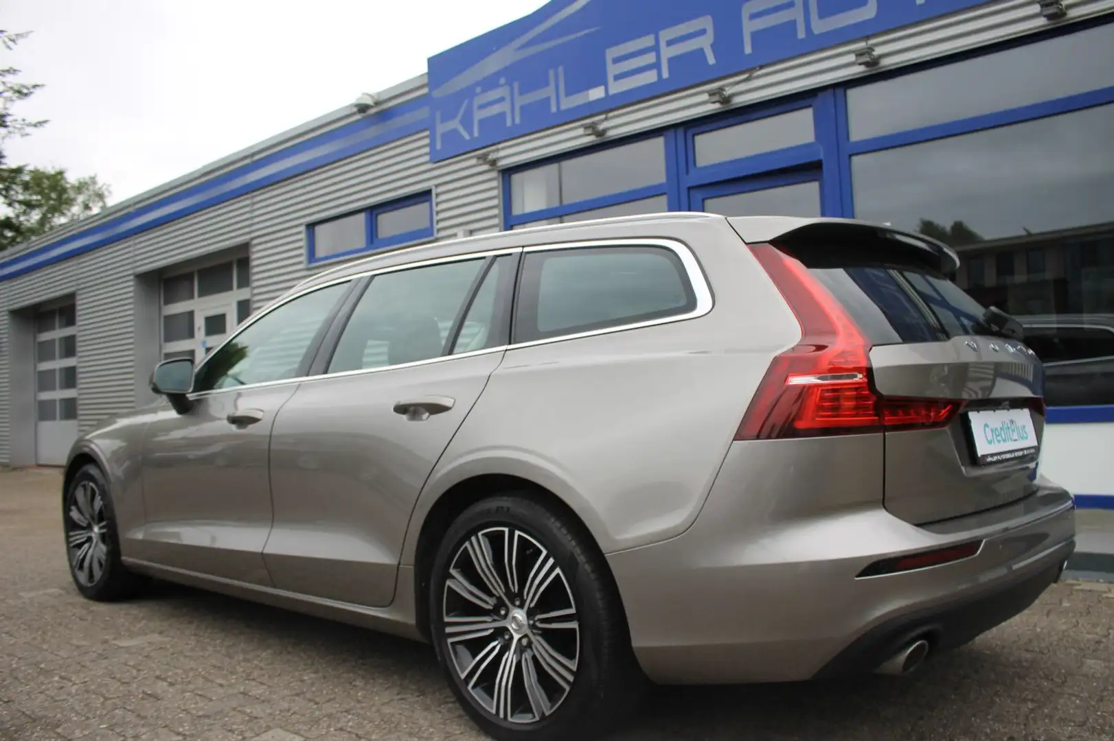 Volvo V60 Kombi Momentum Pro/Panorama / AHK/Keyless Gris - 2