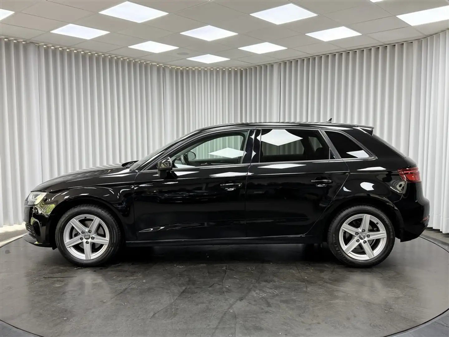 Audi A3 30TFSi / Aut. / Leder / LED / Navi / DAB / Cruise Noir - 2