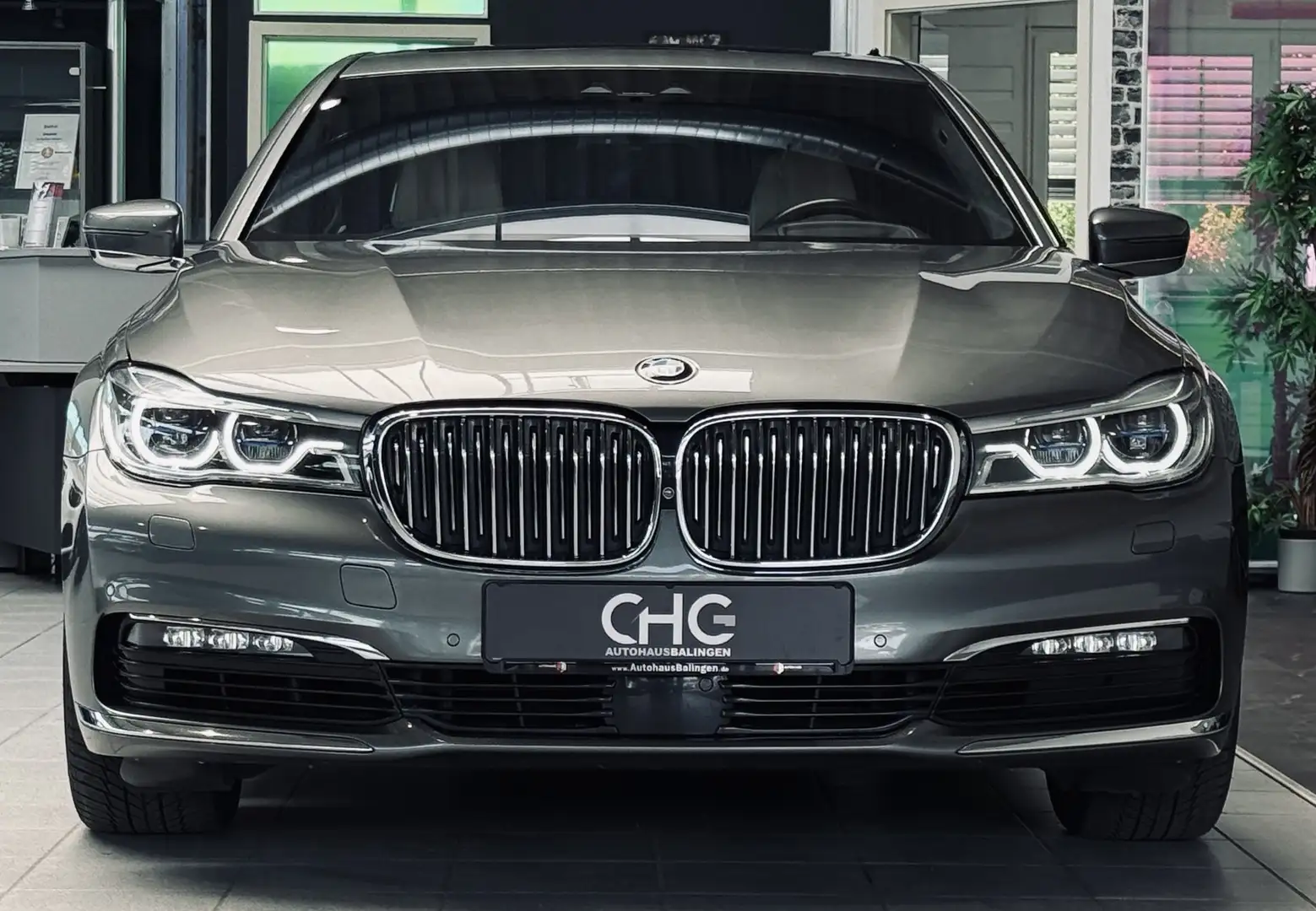 BMW 750 i xDrive INDIVIDUAL|B&W|360°|FONDTV|SDH|HUD| Grau - 2