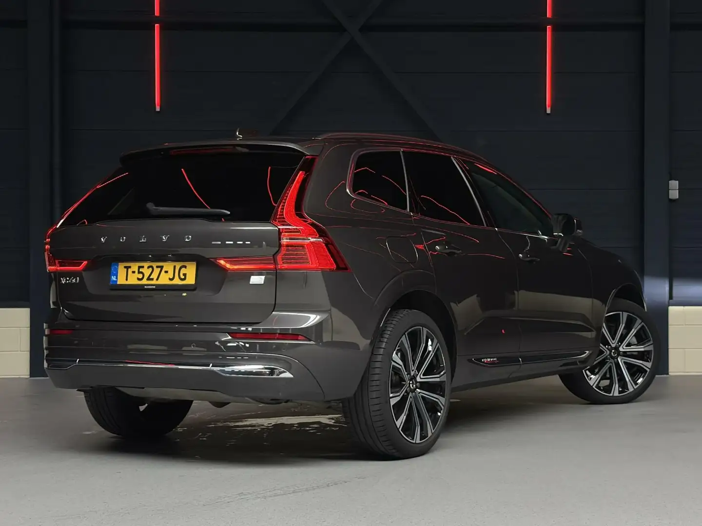 Volvo XC60 2.0 T6 Plug-in hybrid AWD Plus Bright LONG|PANO|TR Grijs - 2
