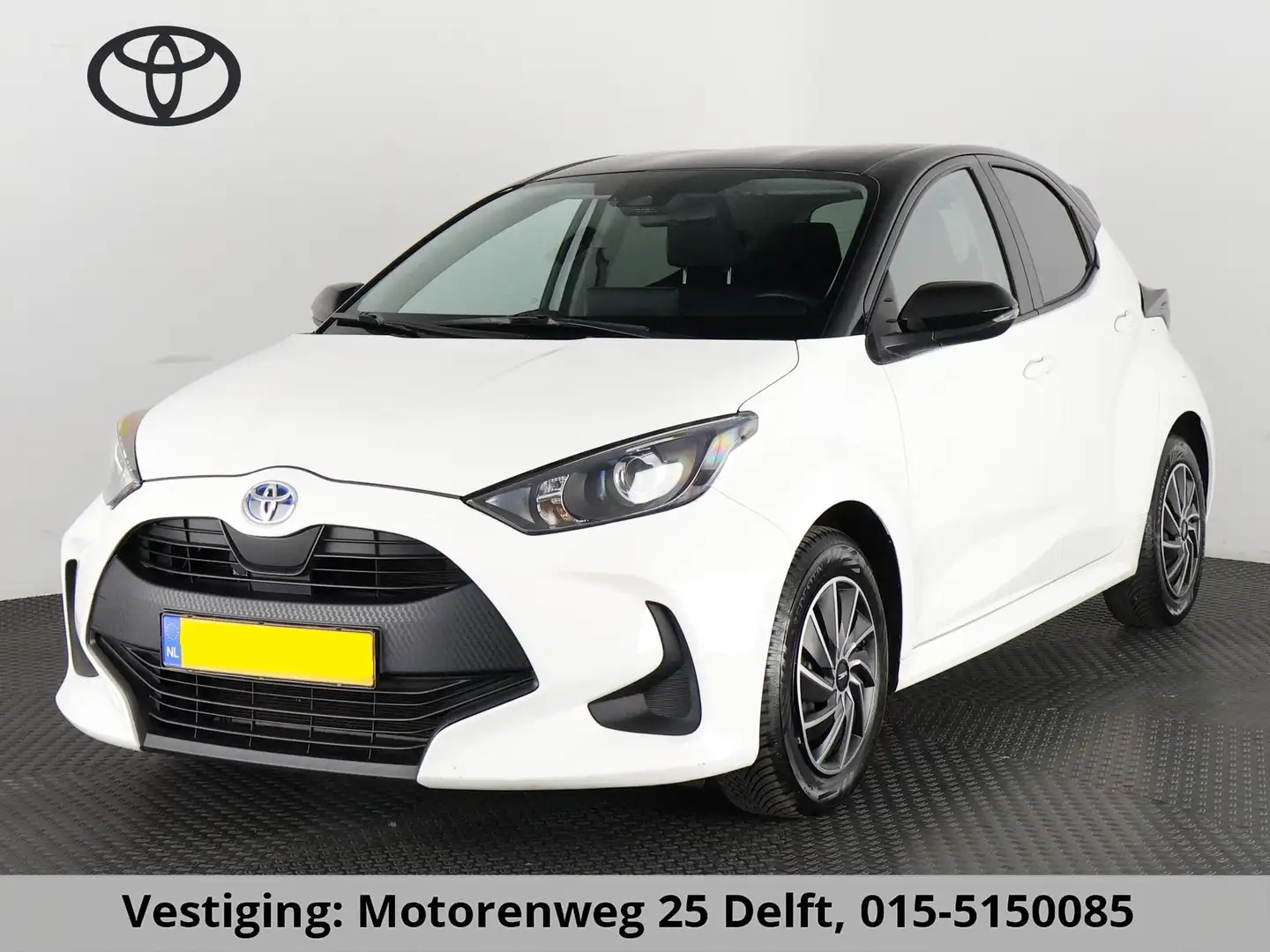 Toyota Yaris 1.5 HYBRIDE GARANTIE TOT 2033* BLACK & WHITE BIJNA Wit - 1
