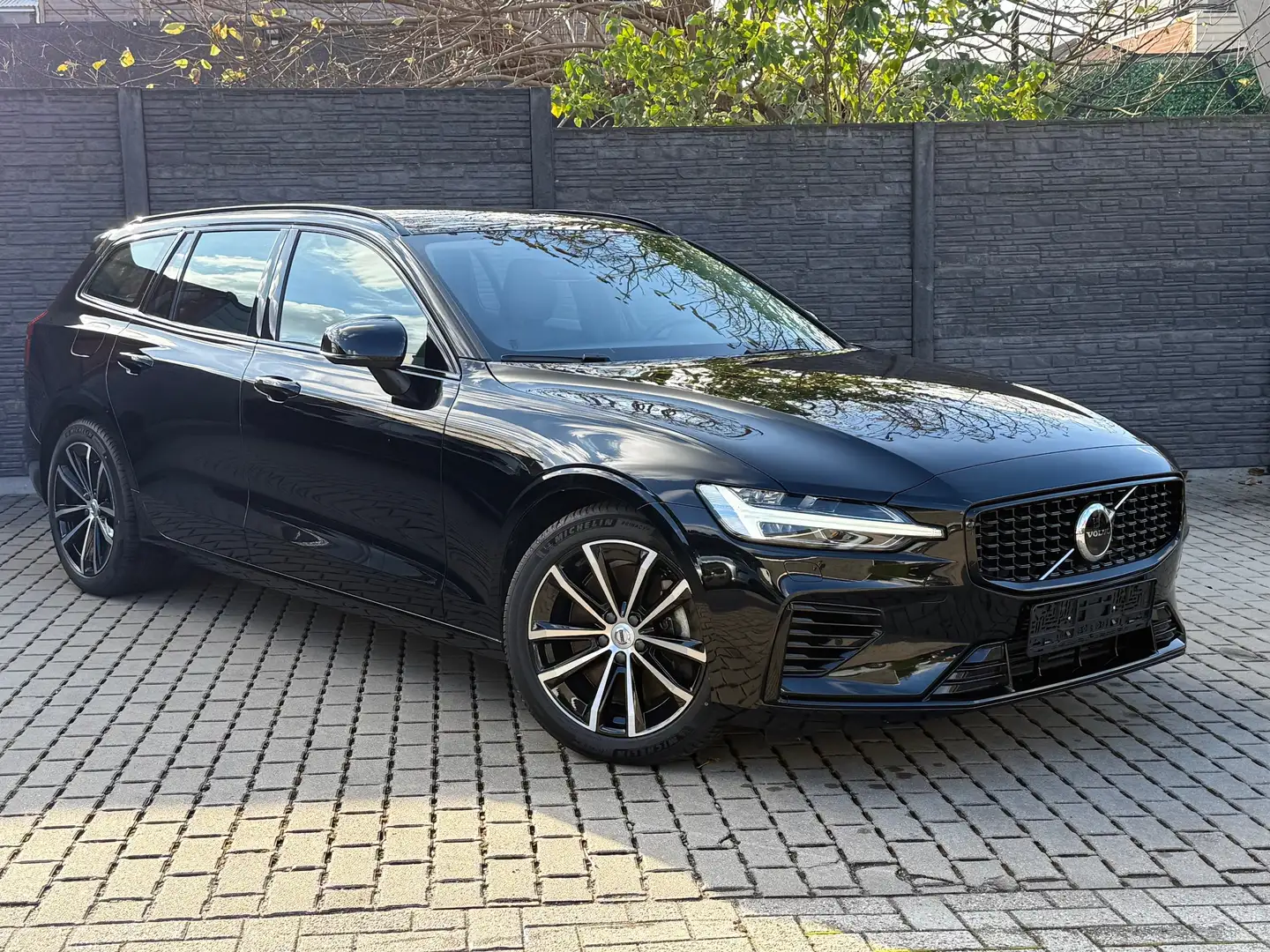 Volvo V60 V60 T6 Plug-in Hybrid AWD Plus Dark "Leder/Camera" Zwart - 1