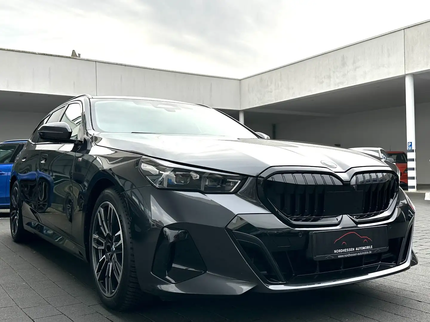 BMW 540 d xDrive Touring M Sport | Standheizung | AHK Grau - 2