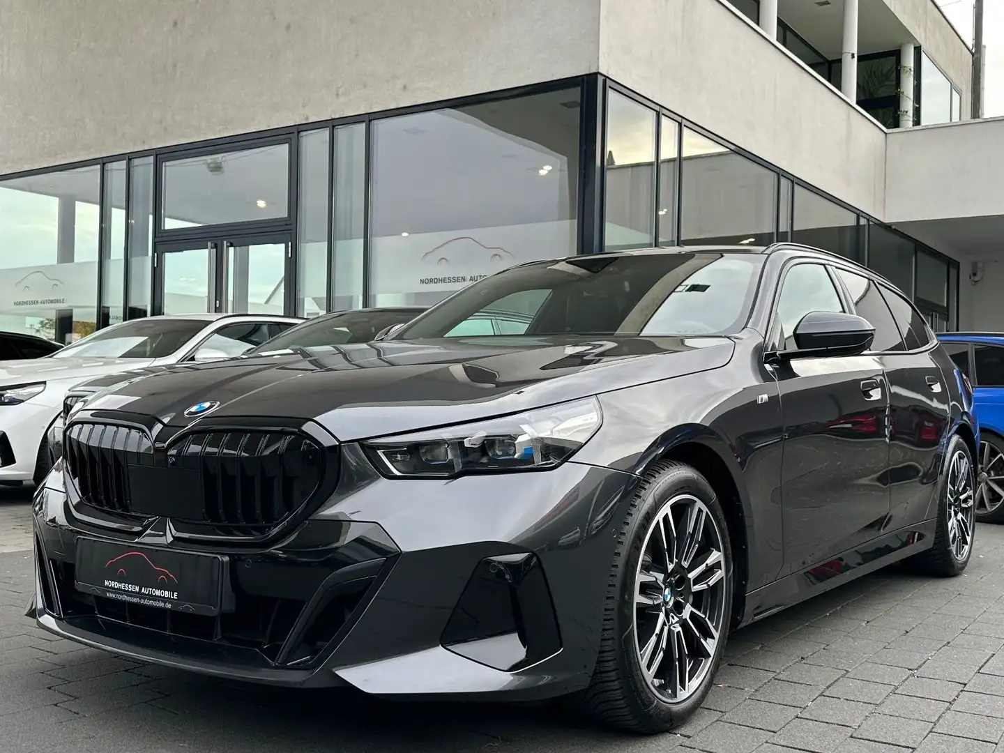 BMW 540 d xDrive Touring M Sport | Standheizung | AHK Grau - 1