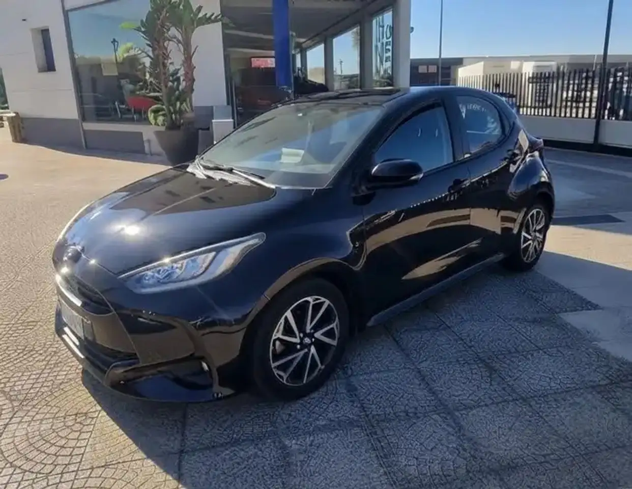 Toyota Yaris Yaris 1.5h Trend — photo 1 of 14